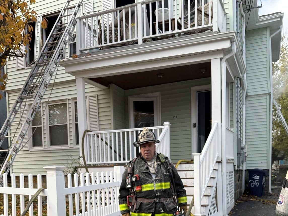 Incendio en Vivienda Multifamiliar en Dorchester: Bombero Herido y Daños de $500,000 - Noticias Notivalle