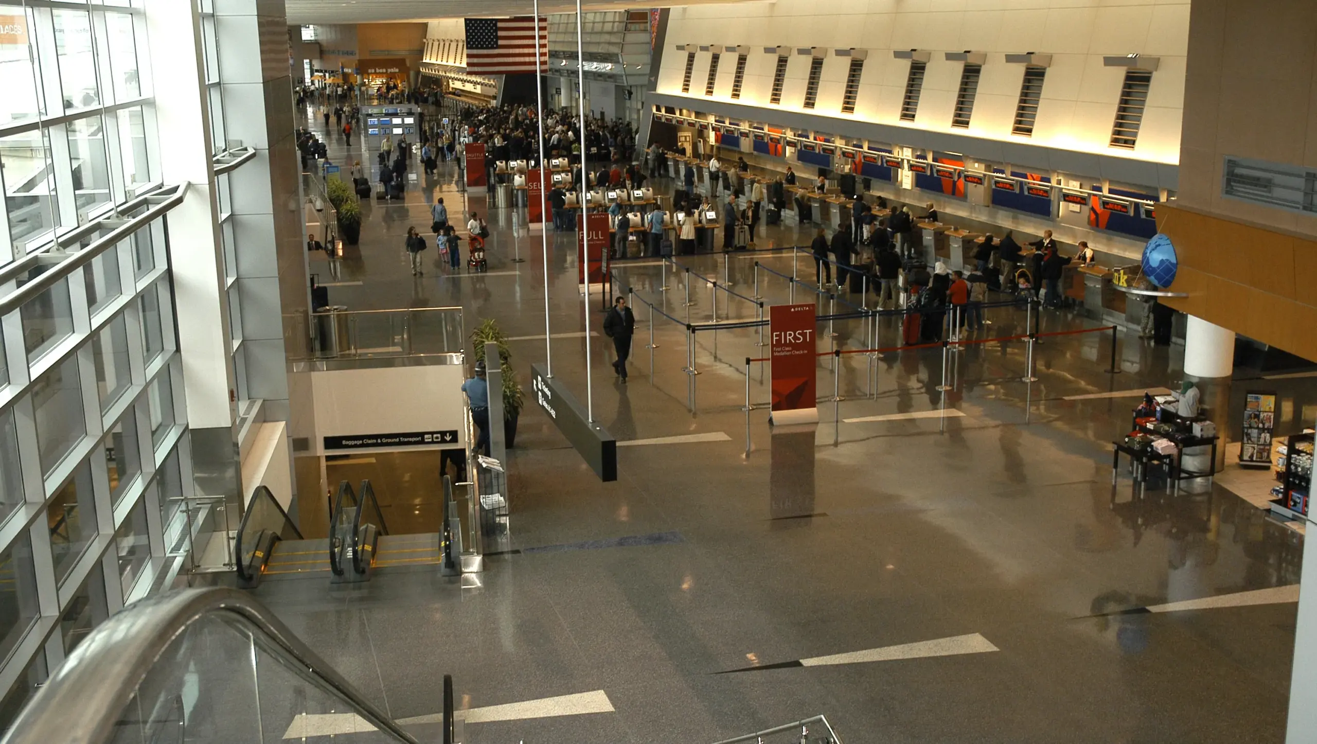 Trabajadores del Aeropuerto Logan Demandando Mejoras Laborales Urgen a Massport Actuar Antes de Fin de Año