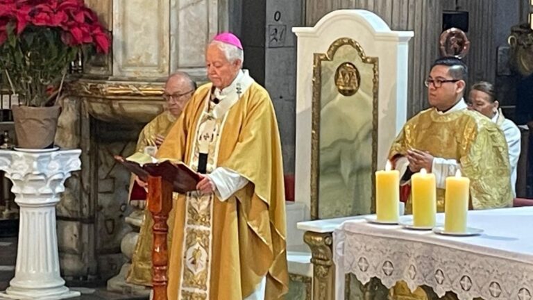 Arzobispo de Puebla Clama por la Paz en el Día de Reyes y Recuerda a las 14 Víctimas del Descarrilamiento del Tren
