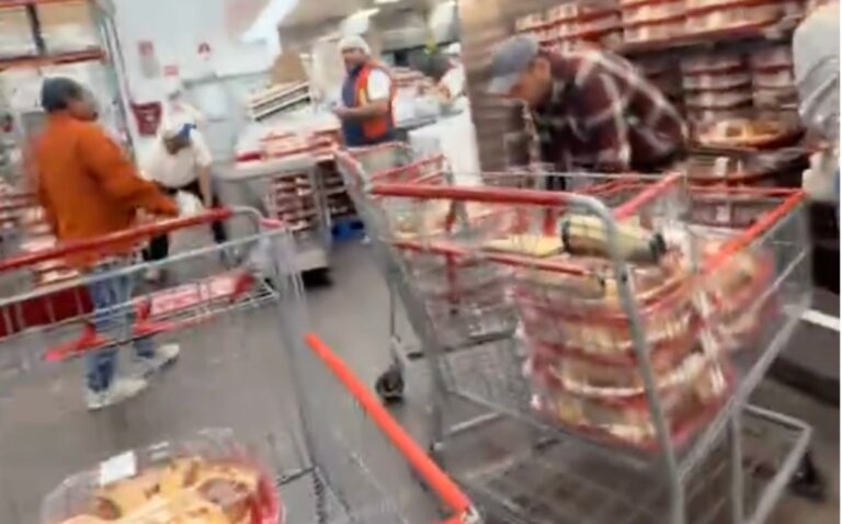 Compradores Compulsivos Captados en Costco Guadalajara: ¡La Locura de las Roscas Comienza!