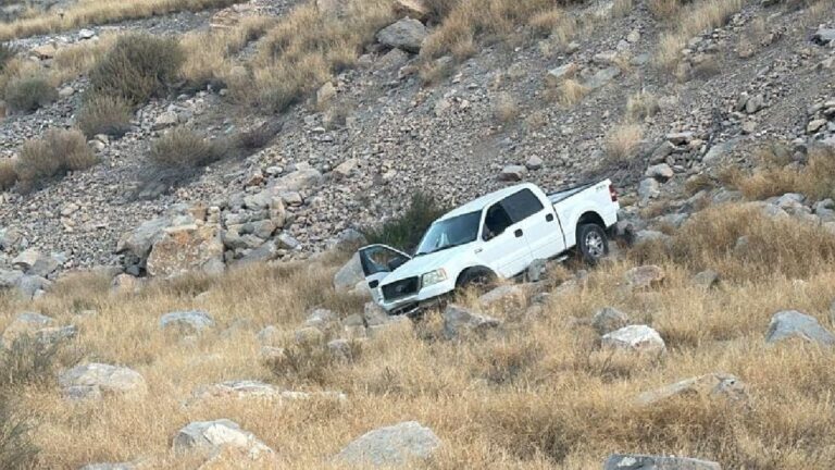 Accidente de tráfico en Lerdo: Hombre vuelca su camioneta en una curva peligrosa