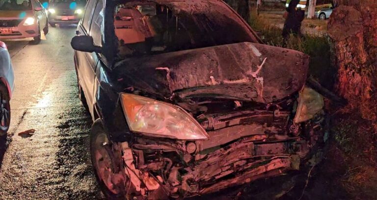 Accidente Automovilístico en Tonalá: Automóvil se Pasa el Alto y Provoca Incendio de Camioneta