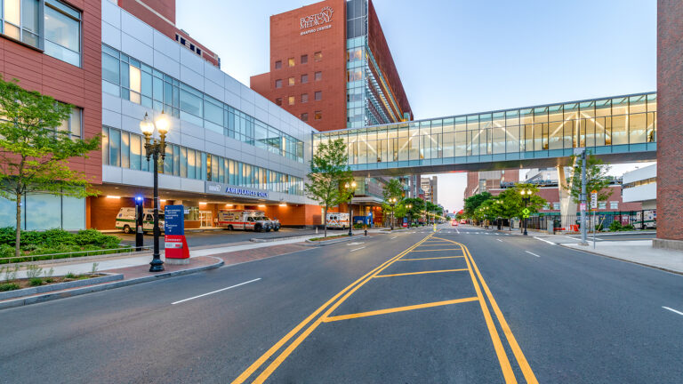 Acusado de violación a paciente en hospital de Boston se declara no culpable