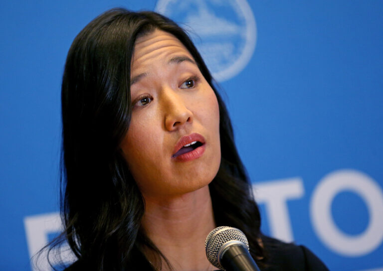 Michelle Wu asume su segundo mandato como alcaldesa de Boston con llamado a defender la democracia