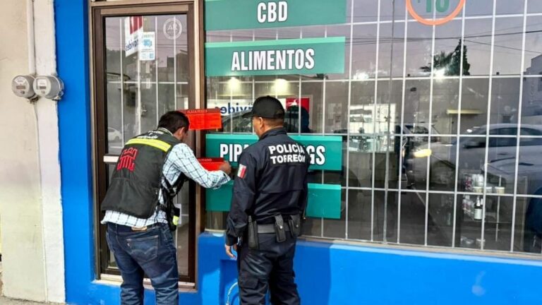 Clausura de tienda de derivados de cannabis en Torreón: El personal intenta impedir la acción