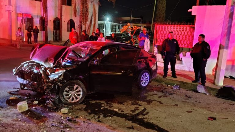 Accidente en Torreón: Joven Impacta y Derriba Barda de Una Vivienda