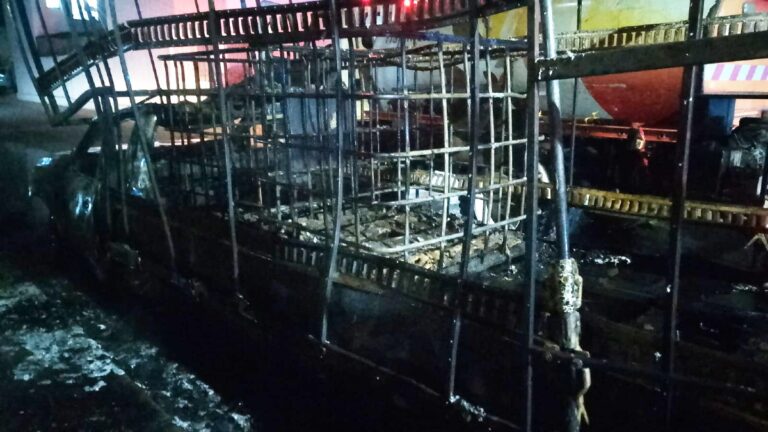 Incendio en Tlajomulco: Camioneta Lleno de Solventes Consume Fuego en Vía Pública