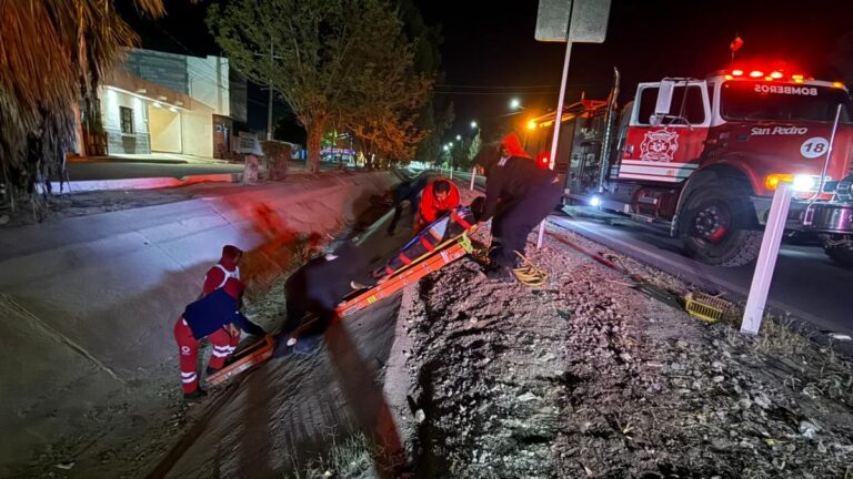 Motociclista en San Pedro sufre lesiones tras caer a canal de riego: Rescate completo