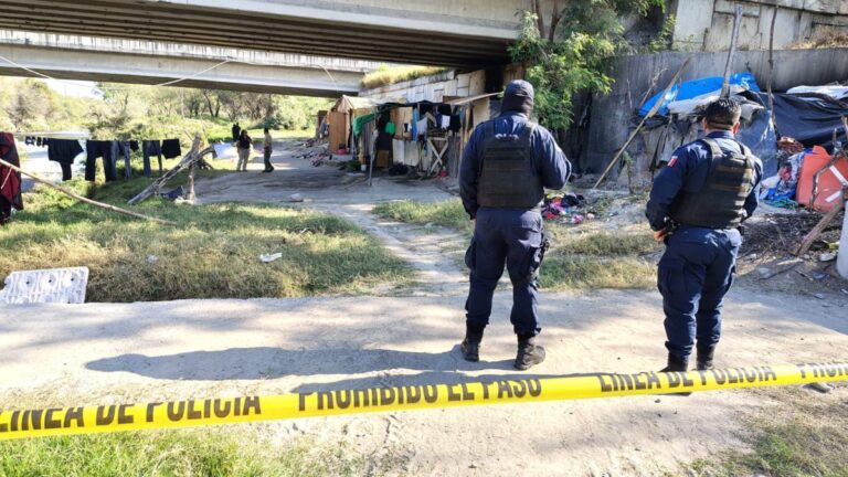 Descubren a mujer muerta en un cuarto de cartón en Apodaca, Nuevo León