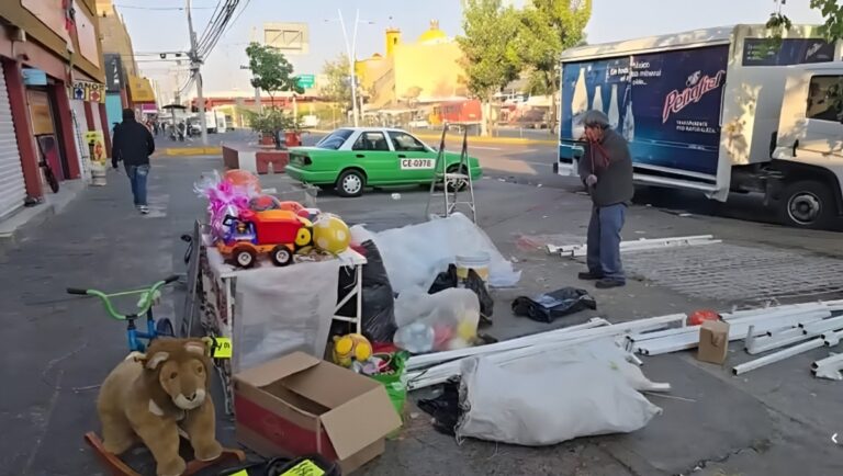 Don Juanito: Una Noche de Espera sin Ventas de Juguetes para Ayudar a su Esposa Enferma