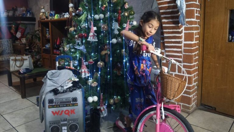 Día de Reyes en Puebla: Regina y su ilusión sobre una bici de Stranger Things