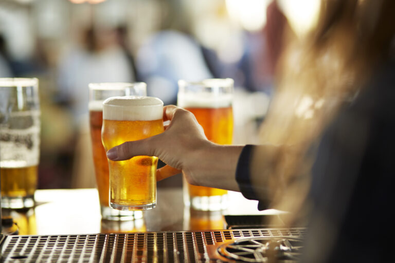 Arvada Lanza Su Zona de Consumo Común: ¡Únete al Brindis Comunitario en Olde Town!
