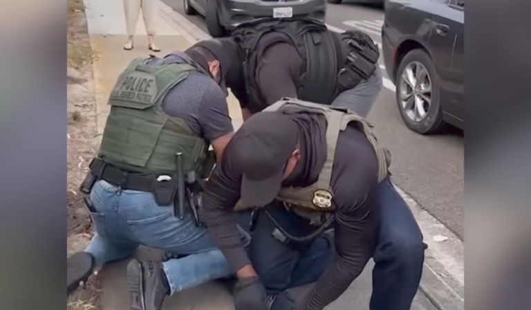 California Prohíbe Mascarillas a Agentes Policiales para Promover Transparencia