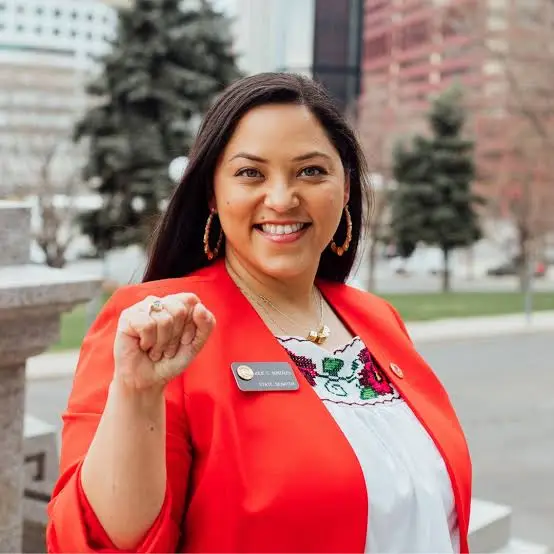 Julie Gonzales desafía a John Hickenlooper en la primaria demócrata de Colorado 2026