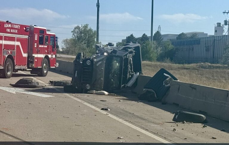 Accidente en I-25 en Adams County: Volcadura deja múltiples heridos hospitalizados
